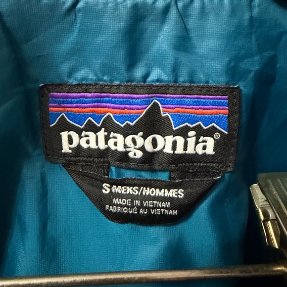 Patagonia Men's Navy Puffer Jacket with Red Accents - Picture 3 of 3